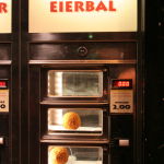 Foto eierballen bij automatiek Hoek Grote Markt Groningen